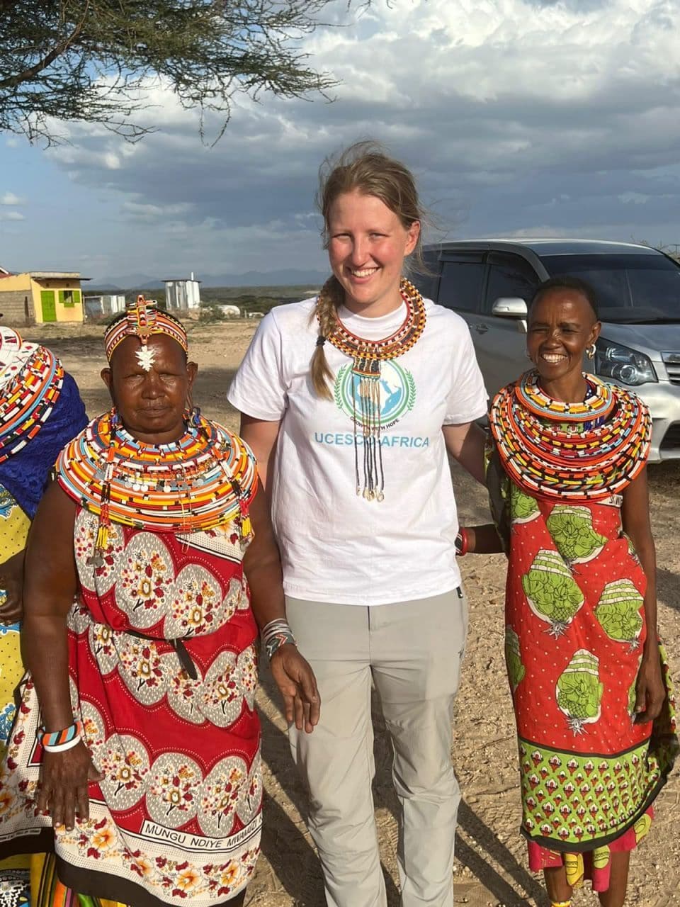 Volunteer with Maasai ladies